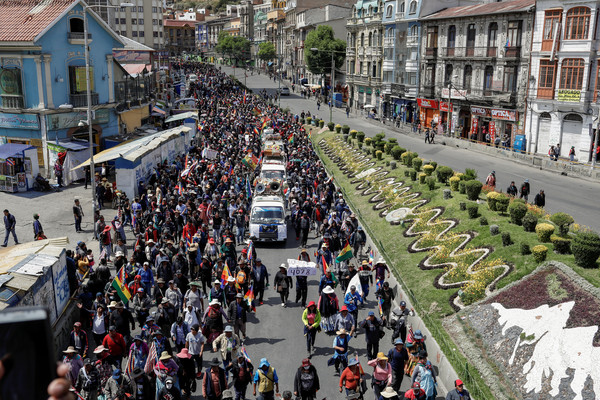 ▲玻利維亞前總統莫拉萊斯（Evo Morales）下台逃往墨西哥後，支持者紛紛走上街頭抗議，圖為行政首都拉巴斯（La Paz）的景象。（圖／路透）