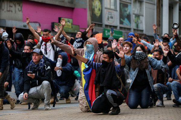 ▲哥倫比亞人民不滿總統杜克（Iván Duque）執政不力，20日爆發全國性罷工與抗議，圖為首都波哥大（Bogotá）的遊行。（圖／路透）