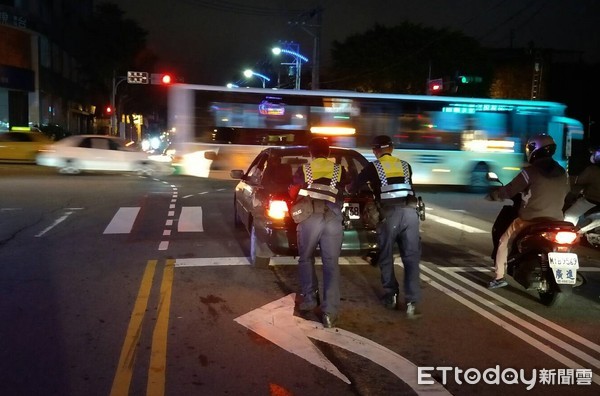 ▲桃園市一輛轎車22日深夜在平鎮區龍岡地下道前等紅綠燈時突然拋錨，警方巡邏發現協助推至路旁解圍。（圖／記者沈繼昌翻攝）