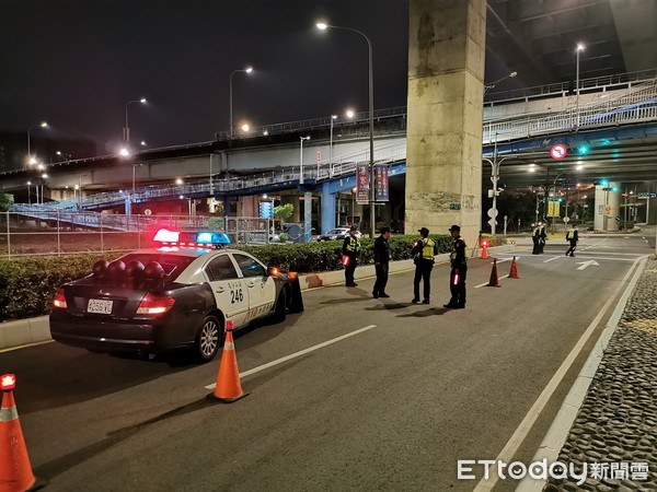 ▲▼板橋屁孩乘10多台汽機車夜遊燃放信號彈。（圖／記者陳豐德翻攝）