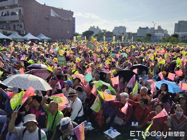 ▲▼宜蘭蔡英文暨陳歐珀溪南競選總部，23日下午成立，上萬人力挺展現綠營大團結氣勢。（圖／記者游芳男攝，下同）