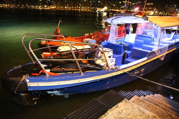 ▲▼香港快艇北角海面撞浮標，12人傷。（圖／翻攝自香港01）