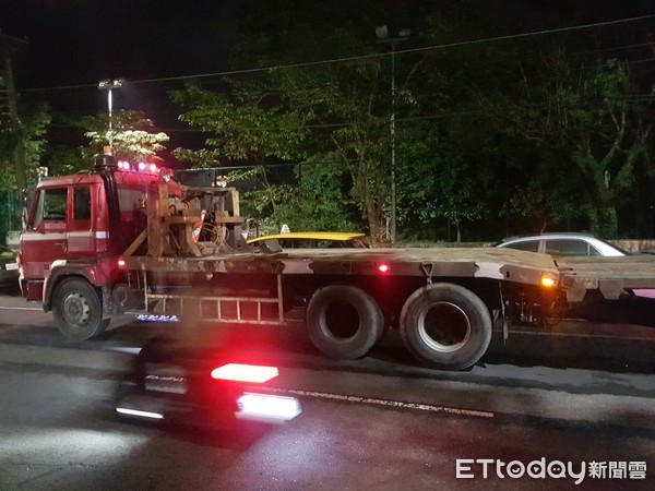 ▲▼    汐止機車碰撞左轉貨櫃車！車頭撞爛全毀　20歲騎士「噴飛倒地」送醫不治         。（圖／記者張君豪翻攝）