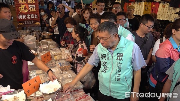 民眾黨高雄二苓市場掃街　柯文哲腳步變慢了…避談政治問題 | ETtoda