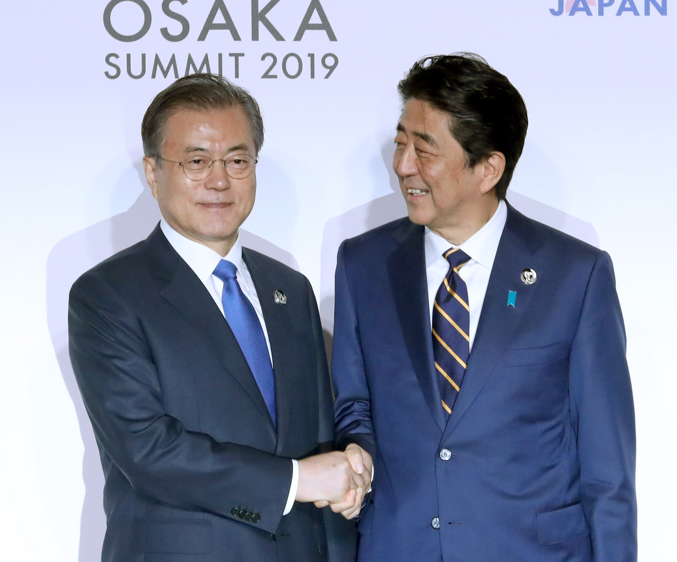 ▲▼文在寅與安倍6月底在大阪G20峰會握手。（圖／達志影像／美聯社）