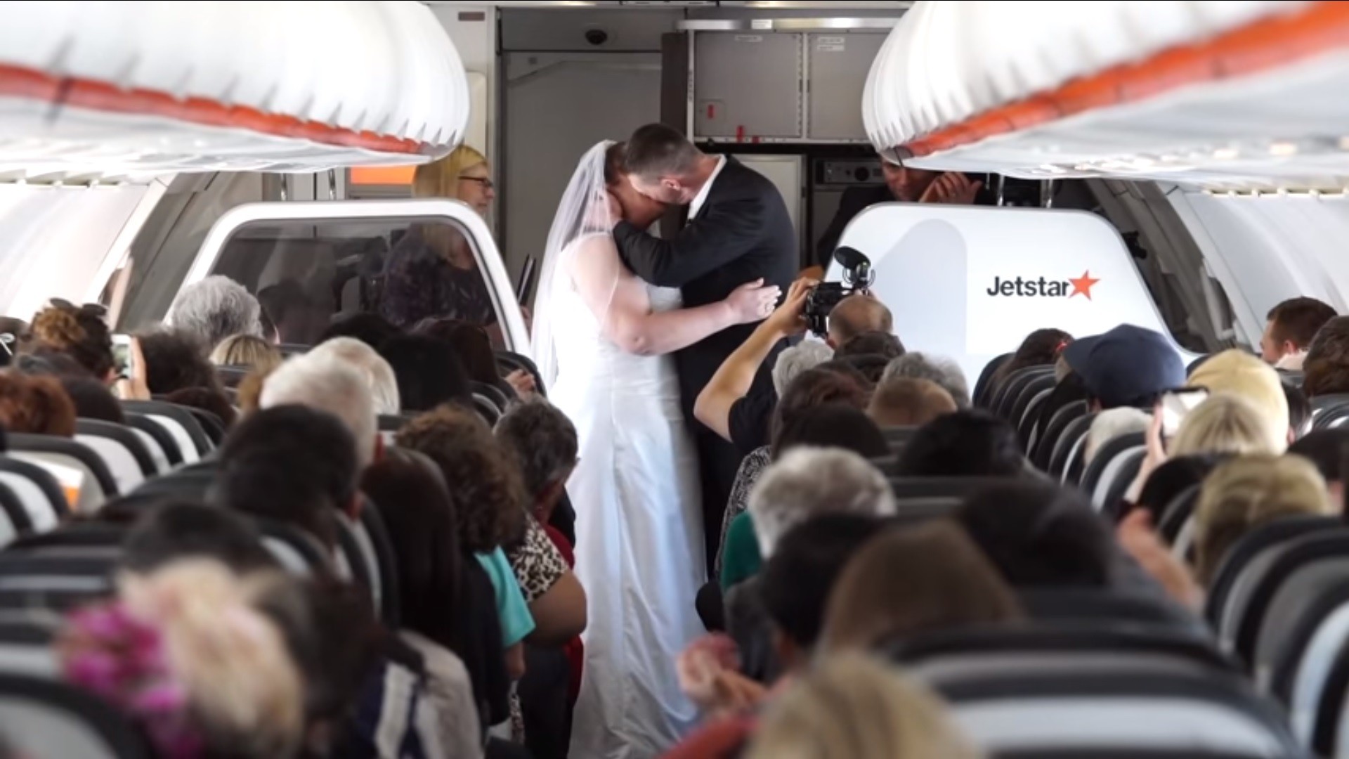 ▲▼跨國情侶在3.7萬英尺高空飛機上結婚。（圖／翻攝自臉書／Jetstar Australia）