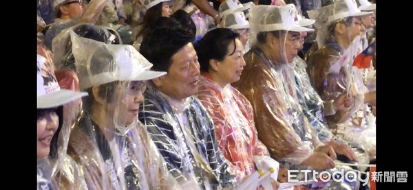 ▲▼太平洋溫泉花車嘉年華花蓮原住民文化結合日本盛岡山車遊行踩街冒雨登場。（圖／記者蕭可正拍攝）