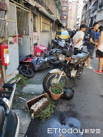 ▲▼淡水酒駕男移車爆衝撞爛20輛汽機車。（圖／翻攝自細說淡水）