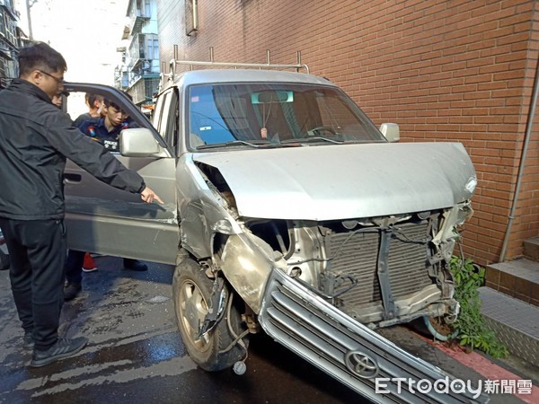 ▲▼淡水酒駕男移車爆衝撞爛20輛汽機車。（圖／記者陳豐德翻攝）