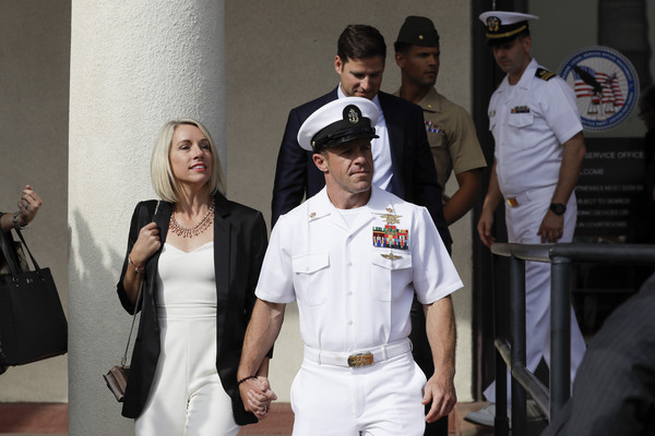 ▲▼美國海軍蓋拉格（Edward Gallagher）與妻子走出軍事法庭。（圖／達志影像／美聯社）