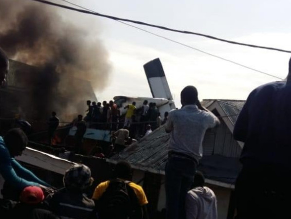▲▼ 非洲國家剛果民主共和國（DR Congo）東部城市戈馬（Goma）24日一架Busy Bee小型班機起飛時墜毀。（圖／翻攝自推特）