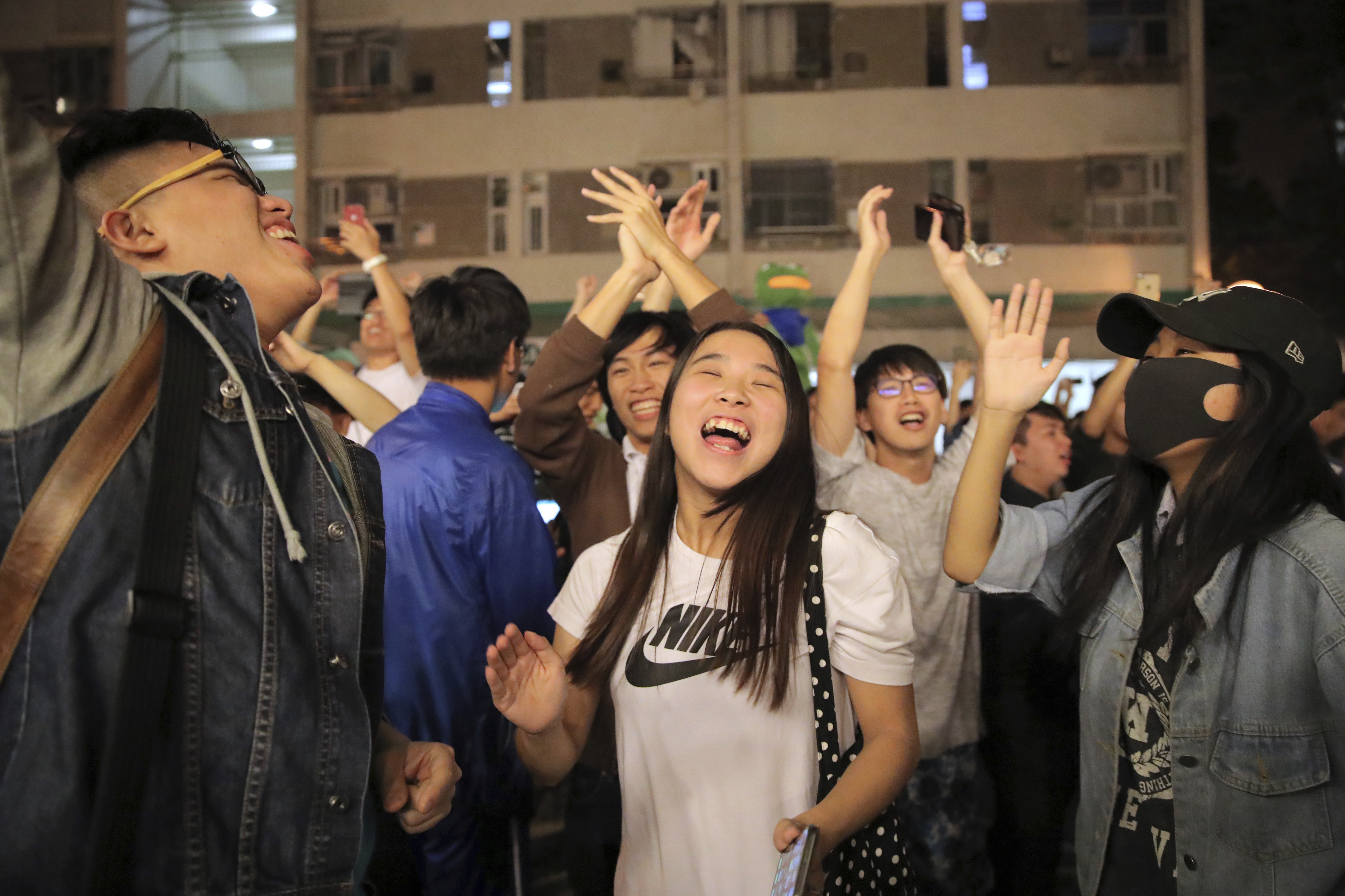 ▲▼ 香港24日區議會選舉結果陸續出爐，泛民派現已確定搶下387席次。（圖／達志影像／美聯社）
