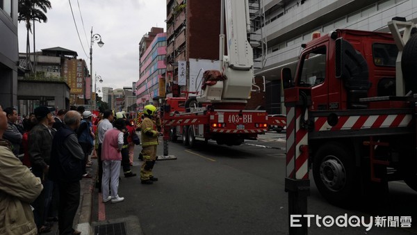 ▲▼台北市萬華區仁濟醫院火警，搶救中。（圖／記者黃彥傑攝）