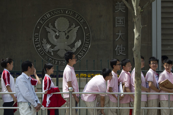 ▲圖為2012年時在北京的美國駐華大使館外等待簽證的赴美中國留學生。（圖／美聯社）
