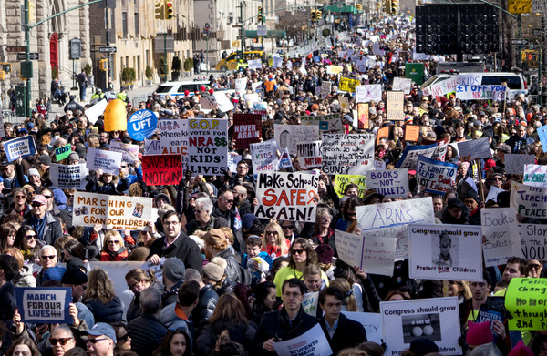 ▲圖為2018年時美國人走上紐約街頭進行反槍枝的抗議遊行。（圖／美聯社）