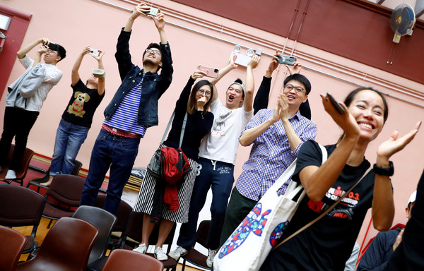 ▲▼Supporters of local candidate Kelvin Lam celebrate at a polling station in the South Horizons West district in Hong Kong。（圖／路透）