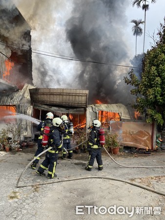 ▲消防人員到場時民宅已全面燃燒，立刻進行灌救。