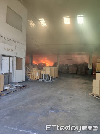 ▲斗六工業區一家塑膠工廠倉庫25日傳出火警，濃煙沖天。（圖／民眾提供／記者蔡佩旻翻攝）