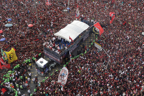 ▲▼ 巴西上萬名球迷24日慶祝佛朗明哥球隊（Flamengo）勝利，但最終演變成警民衝突。（圖／路透）