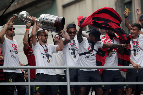 ▲▼ 巴西上萬名球迷24日慶祝佛朗明哥球隊（Flamengo）勝利，但最終演變成警民衝突。（圖／路透）