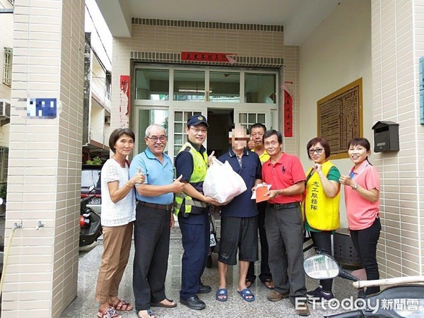 ▲屏東縣東港警分局新園分駐所警員李昭慶主動協助引荐社會資源幫助許姓鄉民，讓許家很感激           。（圖／記者陳崑福翻攝）