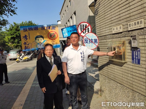 ▲國民黨台南市第二選區立委參選人李武龍，前往台南地檢署按鈴申告，指控有人冒用他的名義招攬會員涉嫌抹黑栽贓違反選法。（圖／記者林悅翻攝，下同）