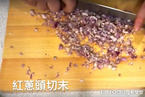 ▲拌飯還是拌麵都很適合　古早味香菇肉燥在家DIY很簡單。（圖／截自暖心主廚Jesse Youtube影片）