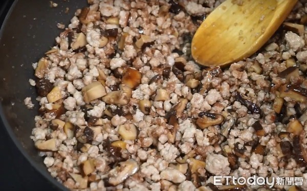 ▲拌飯還是拌麵都很適合　古早味香菇肉燥在家DIY很簡單。（圖／截自暖心主廚Jesse Youtube影片）