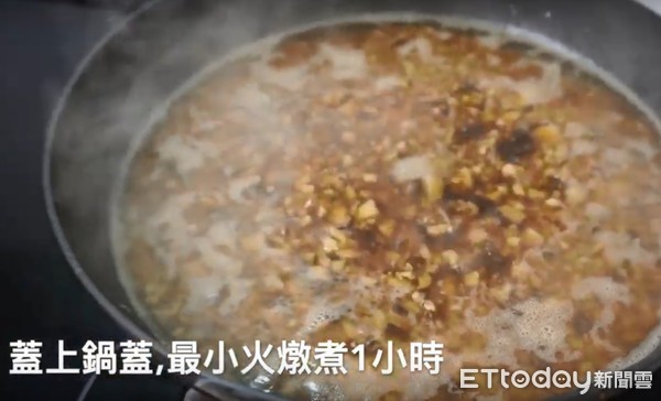 ▲拌飯還是拌麵都很適合　古早味香菇肉燥在家DIY很簡單。（圖／截自暖心主廚Jesse Youtube影片）