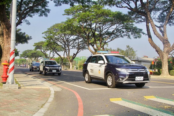 ▲▼  警用車輛汰舊換新 翁章梁授車校閱。（圖／嘉義縣政府提供）