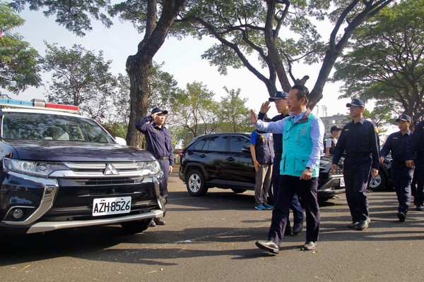 ▲▼  警用車輛汰舊換新 翁章梁授車校閱。（圖／嘉義縣政府提供）