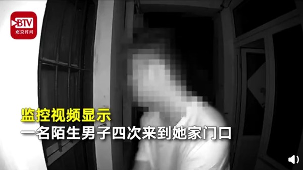 單身妹家門半夜傳詭異聲　監視器看到怪男貓眼偷窺她半年。（圖／翻攝自大陸秒拍／時間視頻）