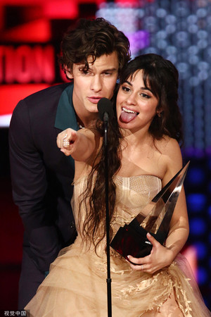 ▲2019全美音樂獎（American Music Awards）尚恩曼德斯（Shawn Mendes）、卡蜜拉（Camila Cabello）。（圖／CFP）