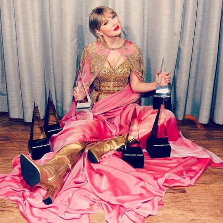 ▲▼泰勒絲（Taylor Swift）生涯目前已累積拿下29座全美音樂獎。（圖／翻攝自泰勒絲臉書）