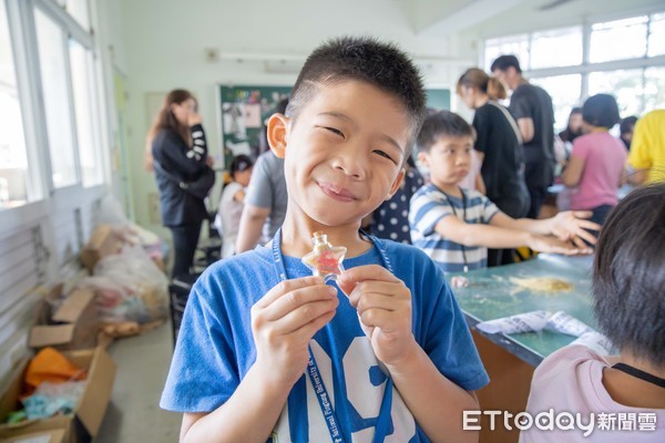 ▲嘉南藥理大學學生會及議會同學，趁著周末課餘時間，前往屏東縣里港鄉載興國小進行偏鄉關懷活動。（圖／記者林悅翻攝，下同）