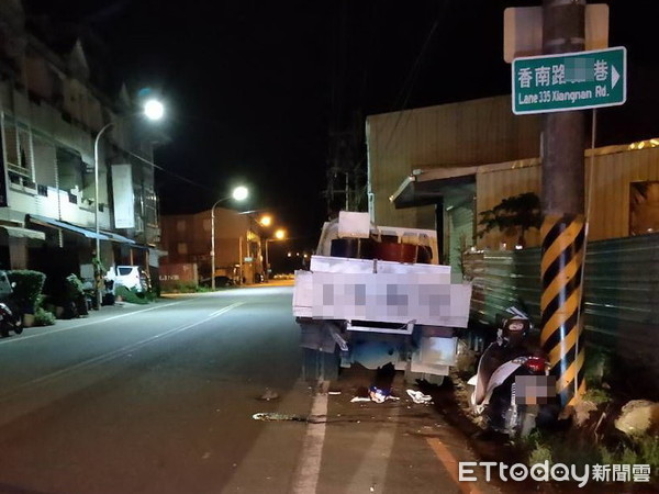 ▲▼宜蘭18歲姊載4歲弟買鹽酥雞，返家時撞路邊貨車（如圖）送醫不幸先後不治。（圖／記者游芳男攝，下同）