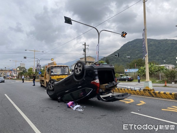 ▲▼黑色自小客車自撞分隔島後，車翻成四腳朝天，所幸女性駕駛意識尚清楚。（圖／記者王兆麟翻攝，下同）