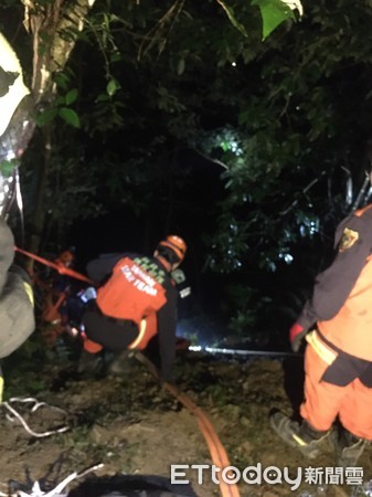 ▲▼潘姓老婦與羅男在深坑產業道路停車，突然往後滑落5公尺深邊坡，1傷1命危             。（圖／記者陳以昇翻攝）