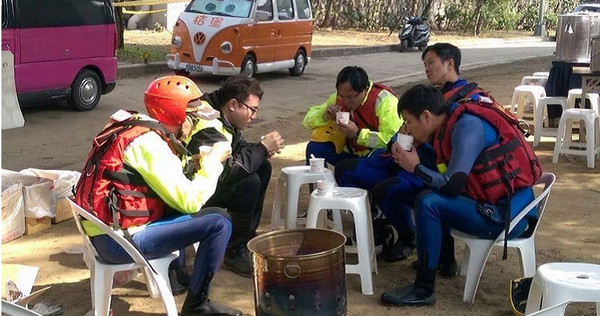 復興航空空難搜索持續9天，每日寒風刺骨中救難人員泡在河裡，胖卡協提供熱飲熱食以舒緩飢寒。（圖／胖卡協會提供）