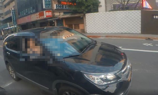 ▲▼騎士禮讓行人竟被罵　後車喇叭狂按…大媽探頭嗆「是不是想打架」。（圖／翻攝自爆怨公社）