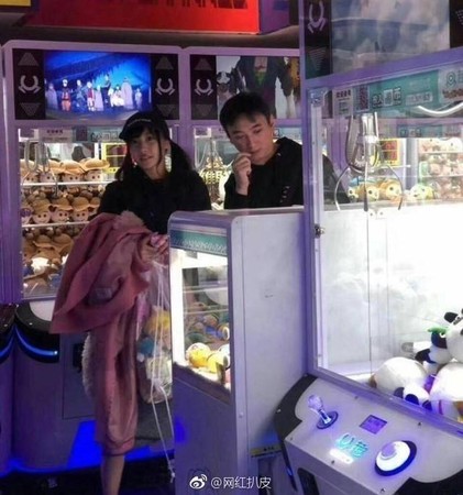 佐野雛子（左）去年被拍到和王思聰（右）現身上海的夾娃娃機店，當時她手上還提著一袋戰利品。（翻攝自微博）