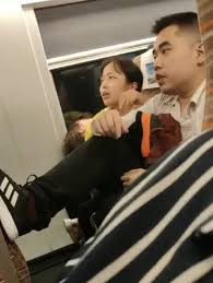 ▲▼男子高鐵上不滿前排座椅靠後用腳踹，乘客勸反被吼。（圖／翻攝自微博）