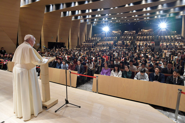 ▲▼羅馬天主教教宗方濟各（Pope Francis）訪問日本，前往上智大學演講。（圖／路透）
