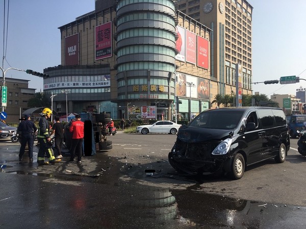 ▲▼ 嘉義市忠孝路兩車對撞，載水車呈現90翻覆。（圖／讀者提供）