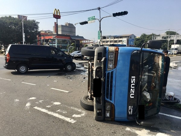 ▲▼ 嘉義市忠孝路兩車對撞，載水車呈現90翻覆。（圖／讀者提供）