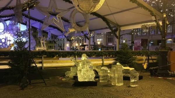 ▲盧森堡一名2歲女童被聖誕市集的冰雕碎塊砸中，不治身亡。（圖／盧森堡警方）