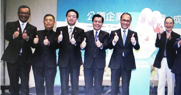 聯安診所總經理李文雄（最左）上周五因胰臟癌辭世。（圖／報系資料照）