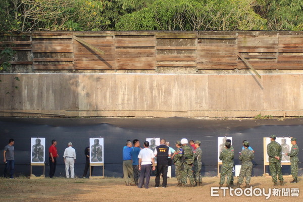 ▲負責靶場使用管理的陸軍指揮部25日下午邀請鄉代會主席鄭和義、村長吳正坤和近20名村民前往靶場座談，協調允諾加設遮彈牆以防再發生流彈事件。（圖／記者蔡佩旻翻攝）