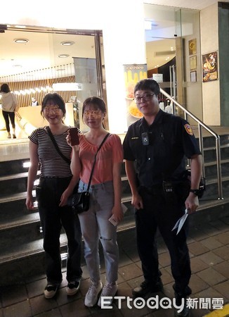 ▲韓國正妹找到手機後，開心與員警合照。（圖／記者許宥孺翻攝）