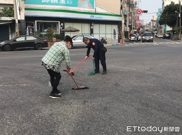 ▲▼      馬路上散落一地的螺絲       。（圖／記者翁進忠攝）